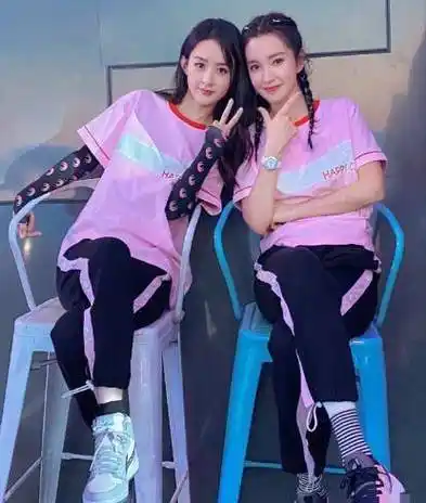 赵丽颖李冰冰同框比美,头裹毛巾素颜出镜,画面非常养眼_消息_网友