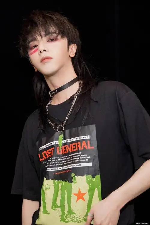 华晨宇最新自拍亮相卷毛狼尾发型化身摇滚小狼崽