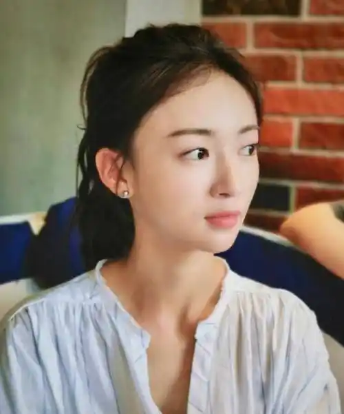 这次现身活动的时候,吴谨言依旧选择了一款俏皮又少女的发型,丸子头