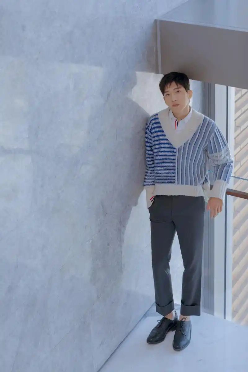 井柏然出席新剧发布会 条纹毛衣满满少年气息