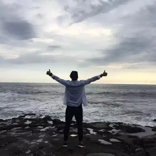 百姓故事洛阳街头一位警花手捧鲜花人来人往车流穿梭