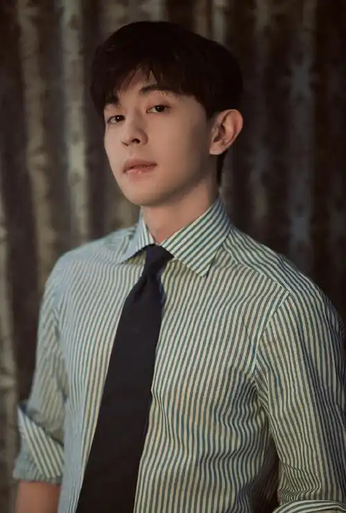 邓伦条纹衬衫帅气写真图片18