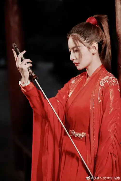赵粤古装红衣束发造型写真抚剑斟酒鲜衣怒马