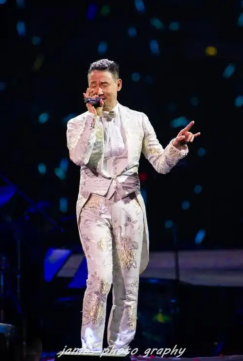 看着张学友经典的兰花指手势和独特的拿麦克风姿势,伴随着如果爱结束