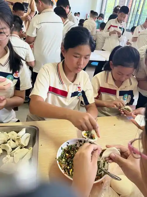 同样的节日 别样的快乐——厦门市新圩学校五年级开展"包饺子 庆六一"