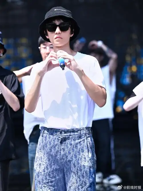 王俊凯渔夫帽彩排图##王俊凯戴墨镜彩排