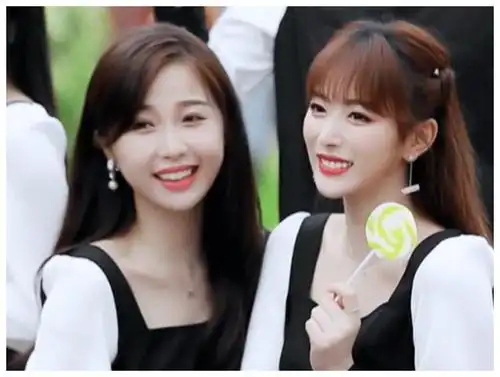 被虞书欣靠在怀里撒娇,有谁留意到孔雪儿的表情?关系亲疏很明显