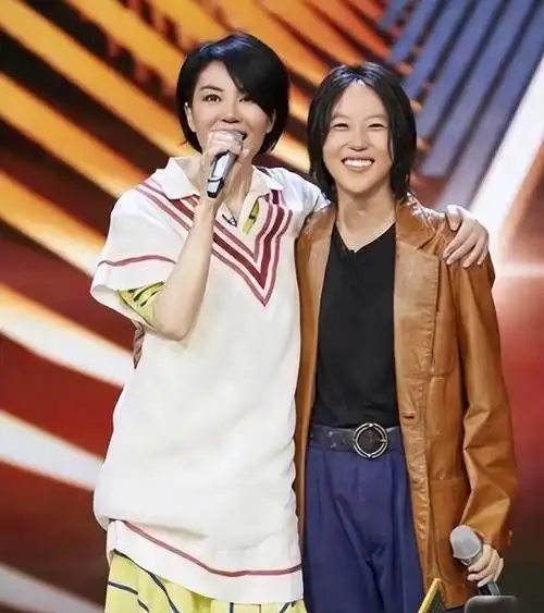 歌手窦靖童个人资料 窦靖童坐谢霆锋摩托车 - 歌词译