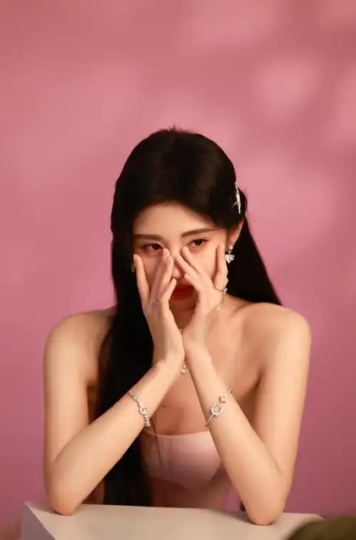 鞠婧祎甜粉女团妆