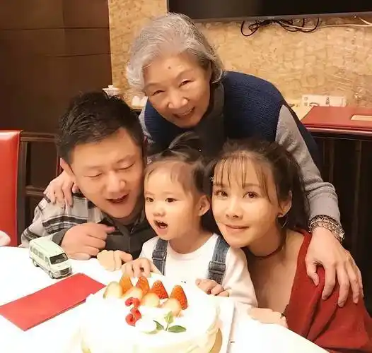 原创吕中儿媳何琳一顿饭和丈夫结缘38岁做妈妈是婆婆心中的骄傲