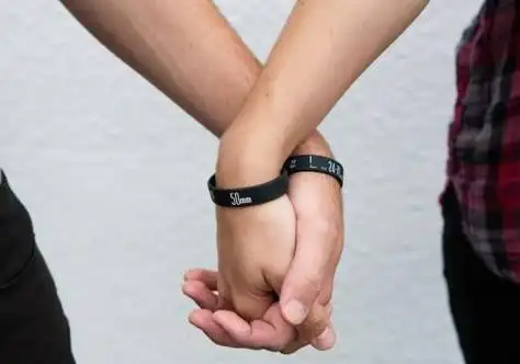 刚刚谈恋爱怎么牵手,男生会随便十指紧扣吗