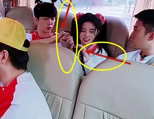 范丞丞给鞠婧祎系安全带,两人手指不小心碰到时,周深眼神亮了