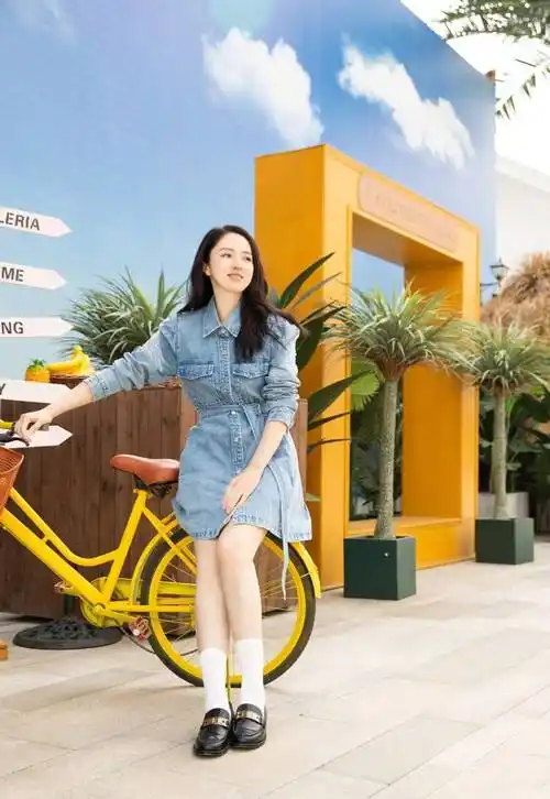 董璇穿"短裙 过膝袜"打高尔夫,这身材完全不输女团,真好看_女性_时尚