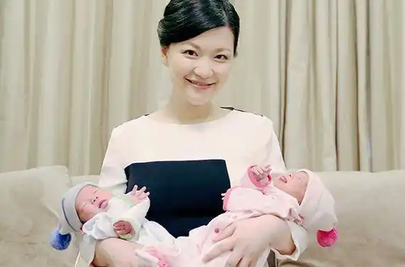 陈蓉4岁还不会说话,却成为了一名主持人,她的双胞胎女儿好可爱_上海