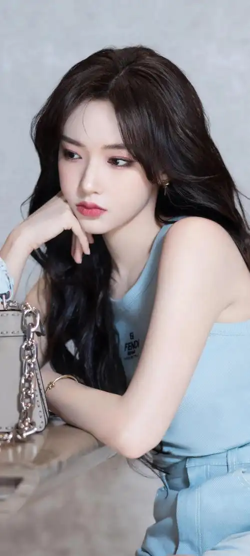 这期壁纸将程潇的美丽与魅力展现得淋漓尽致,无论是作为手机壁纸,还是
