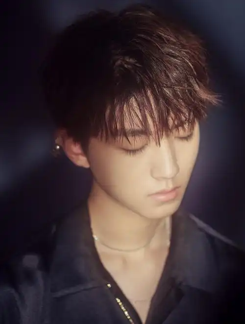 王俊凯戴字母耳钉钻石锁骨链 眼神高冷犀利气场足