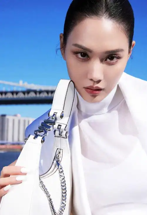 王霏霏马尾白色西装气场##王霏霏时装周看秀状态