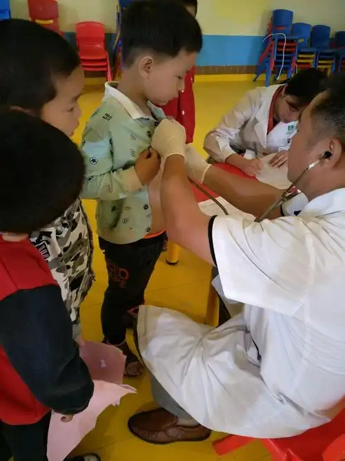 今天幼儿园组织了全园小朋友体检