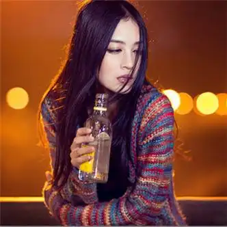 女生伤感喝酒头像图片高清深夜街头买醉的女生头像图片