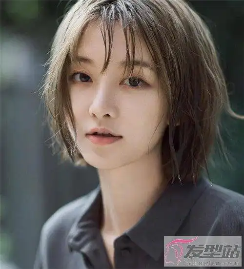 细软发质的少发量女生,短发要避免全头烫,选择日系空气烫最适合,松ⅱ