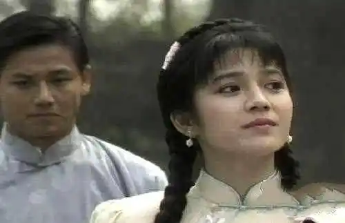 曾哲贞因演过《婉君》》中的兰宣红极一时,后来又演了好几部,可是年仅