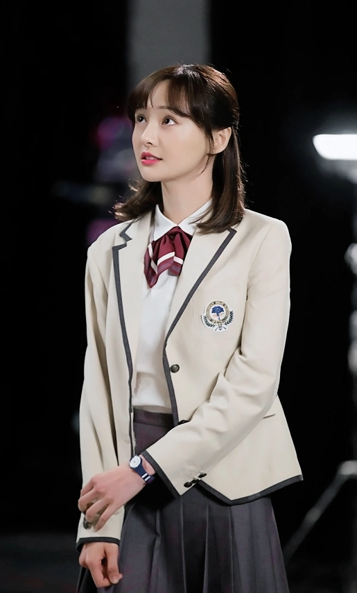 郑爽才刚大学毕业吗?28岁穿学生装依然清纯,说她18岁我也信