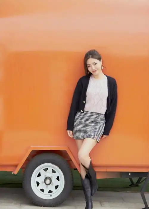 谁说腿直就好看看看邓家佳的月牙腿这才是男士最爱