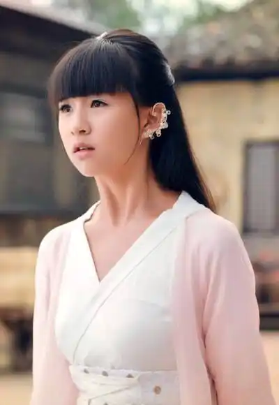 婴宁灵狐封飞月(江铠同饰)为找到偷窃魅果的女贼,化身丫鬟进入孟家