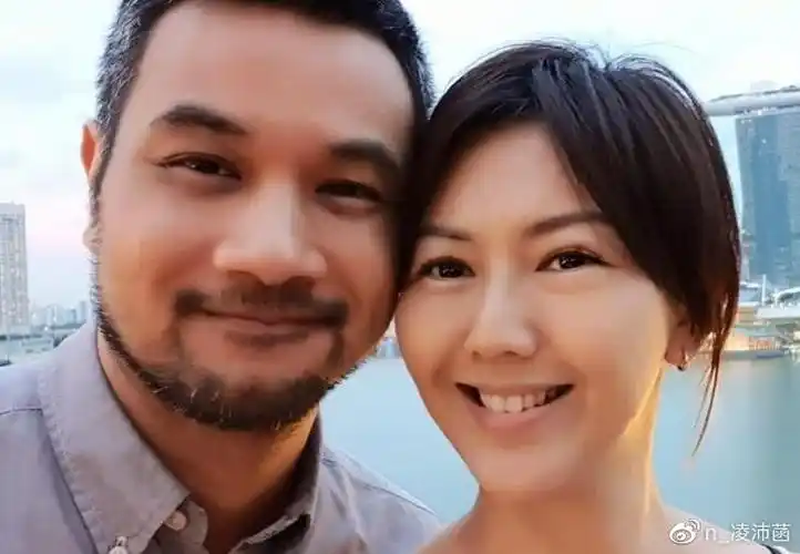 孙燕姿与老公贴头合照庆结婚十周年晒一家四口全家福幸福满溢