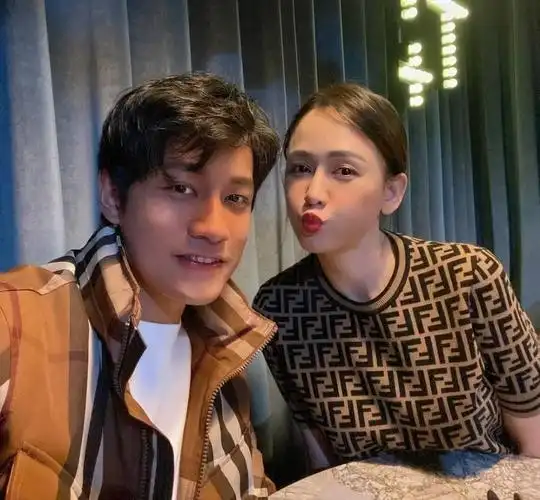 陈乔恩携男友过二人世界嘟嘴献吻似少女与艾伦感情稳定