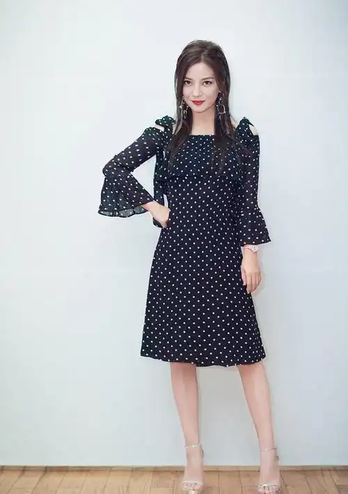 赵薇才47岁就断崖式衰老眼袋凸起皱纹明显穿休闲装难掩大妈感