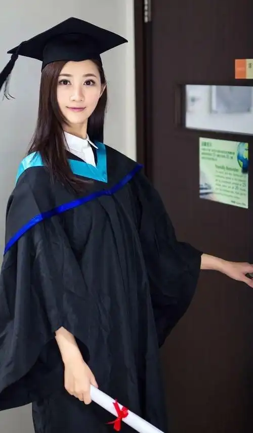 身穿制服学士服的校园美女好看的私拍照清新美丽优雅的气质