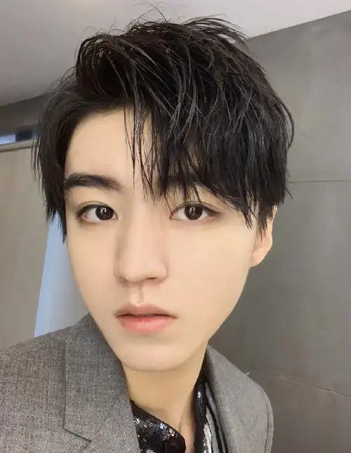 王俊凯的发型大盘点,28分成熟齐刘海正太,大波浪瞬间呆萌