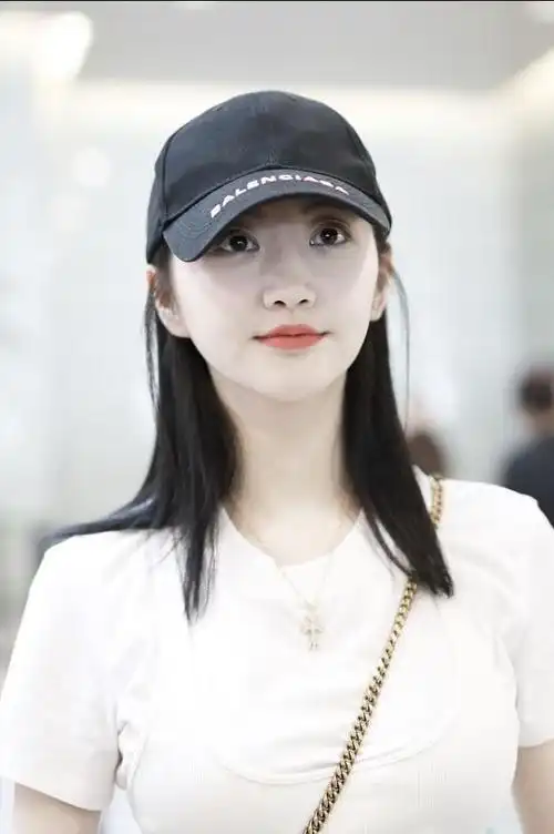 景甜长相好乖巧肉肉脸看起来就很嫩搭配白t好清纯