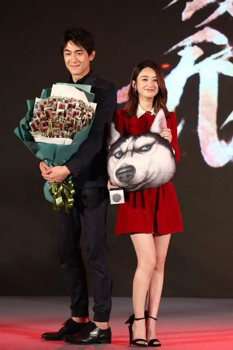 看到赵丽颖和林更新的合影感觉空气都变甜了