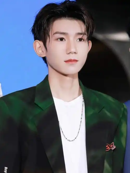 王源是我见过露额头最好看的男生