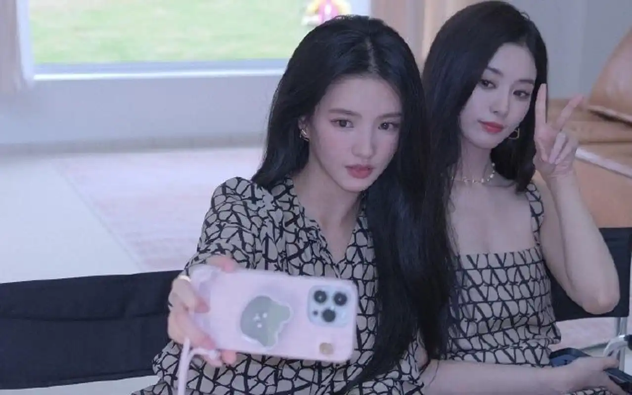 星闻#  刘些宁与徐艺洋~ 一起笑,一起闹,一起拍个美美的照! #刘些宁