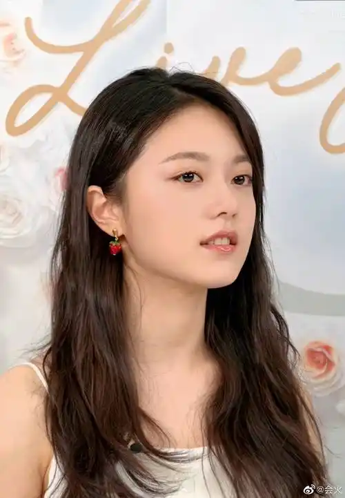 赵今麦今日直播造型look06白色吊带裙又米又纯