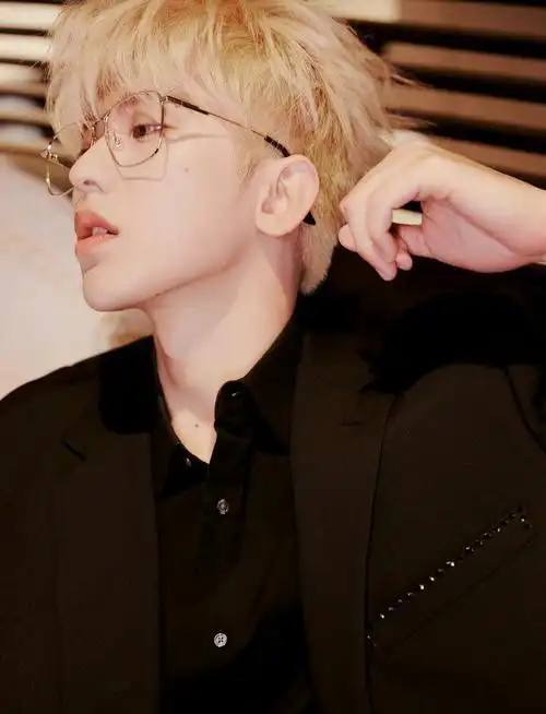 蔡徐坤金发光晕氛围感##蔡徐坤金发眼镜造型