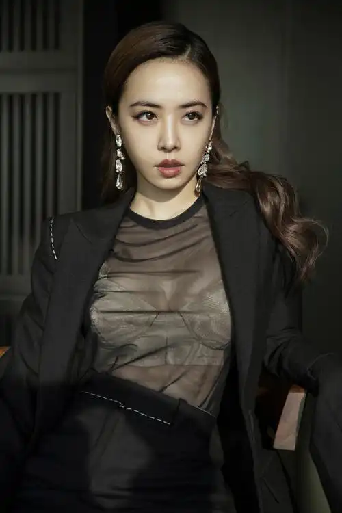 蔡依林穿半透明蕾丝内搭专辑发布会秒变内衣秀1米8长腿更惊艳