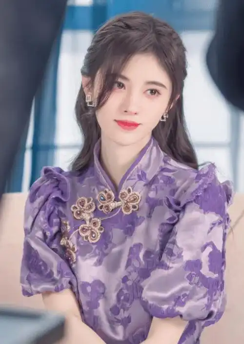 很喜欢鞠婧祎这组照片,穿旗袍气质惊艳,长发披肩温婉可人|裙子|泡泡袖