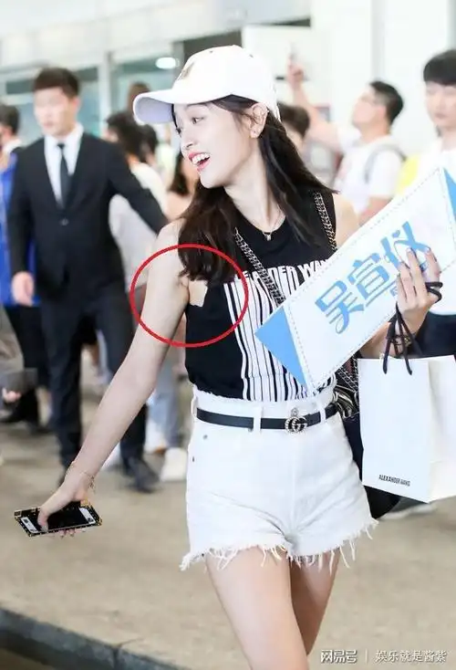 吴宣仪现身遭粉丝拥堵,袖口开得太大险走光,网友:得亏没有腋毛