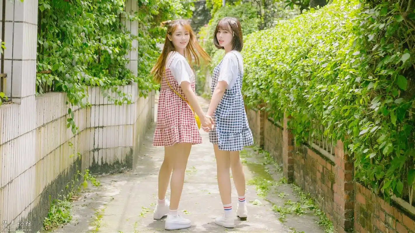 闺蜜小清新美女写真桌面壁纸1