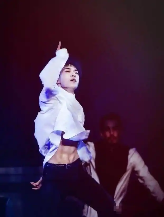 男星的腰有多细蔡徐坤提裤11次易烊千玺8块腹肌腰围不到2尺1