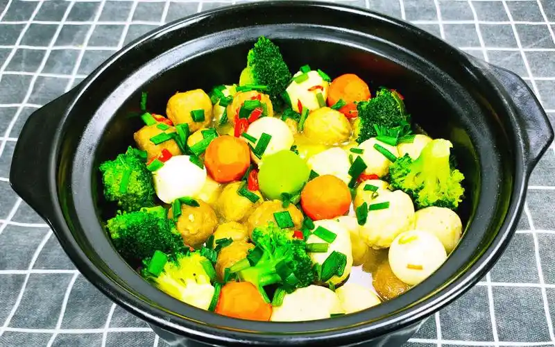 年夜饭加道菜,"五福临门"端上桌,五彩缤纷,寓意:大吉大利