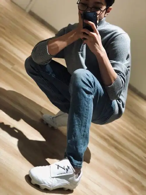 赖冠霖更新绿洲晒对镜自拍照 手臂线条尽显苏炸男友力!