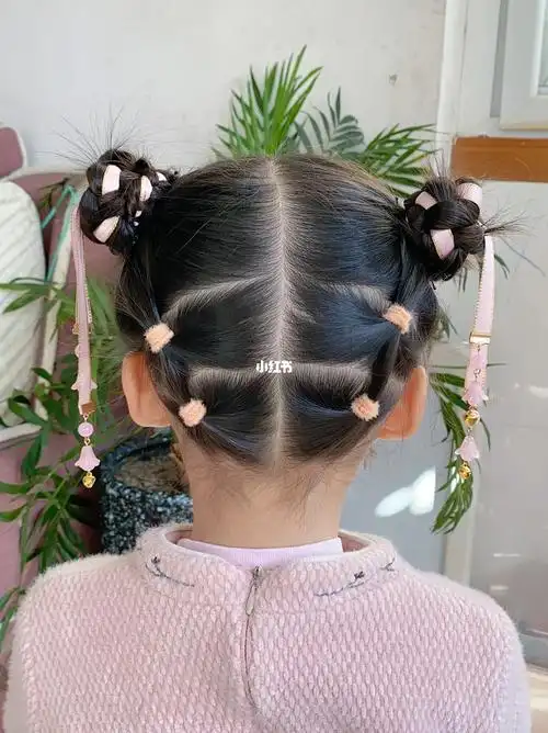 双丸子头配上风铃发带真是绝绝子儿童编发