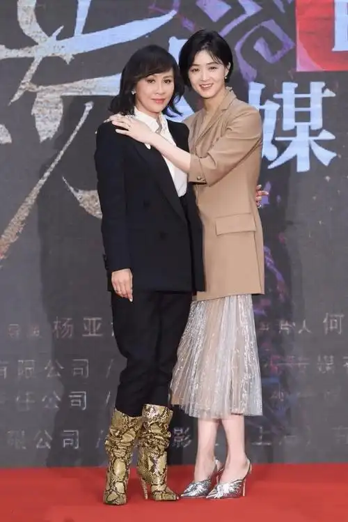 刘嘉玲平时精修有多美,跟蒋欣同框就被碾压多惨,身高矮比她还胖_身材