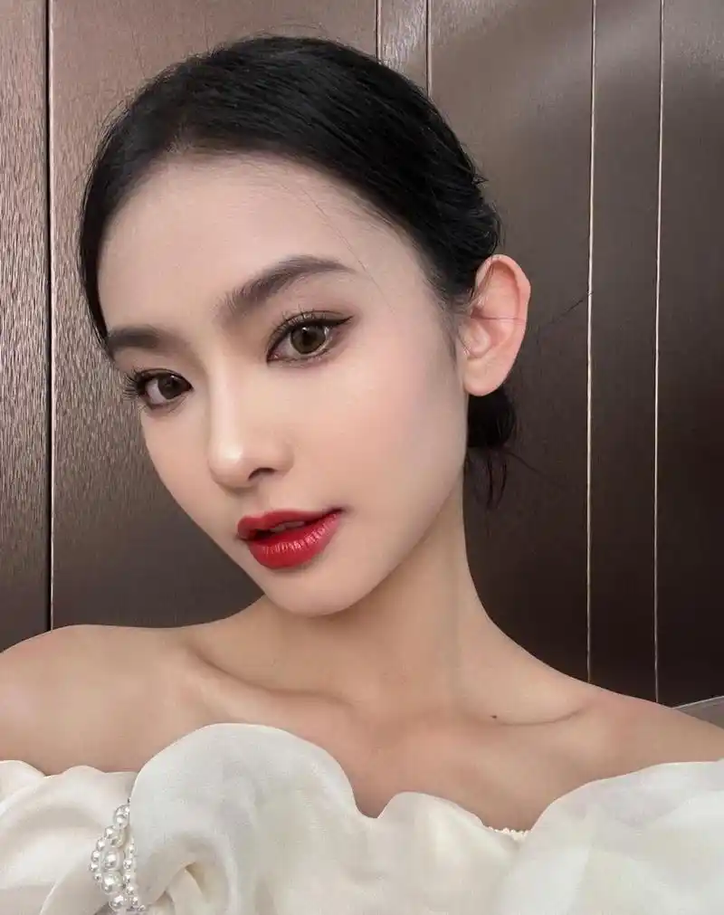 高鼻梁瓜子脸,妥妥的气质美女