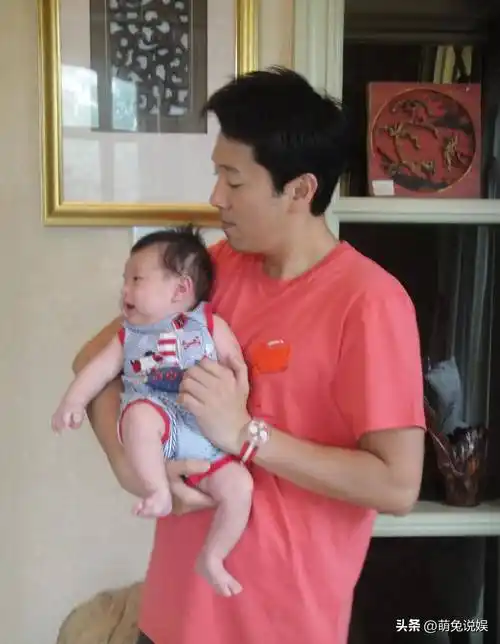 看完了蔡国庆的配文,还有九宫格照片的后一排,才知道,原来今天